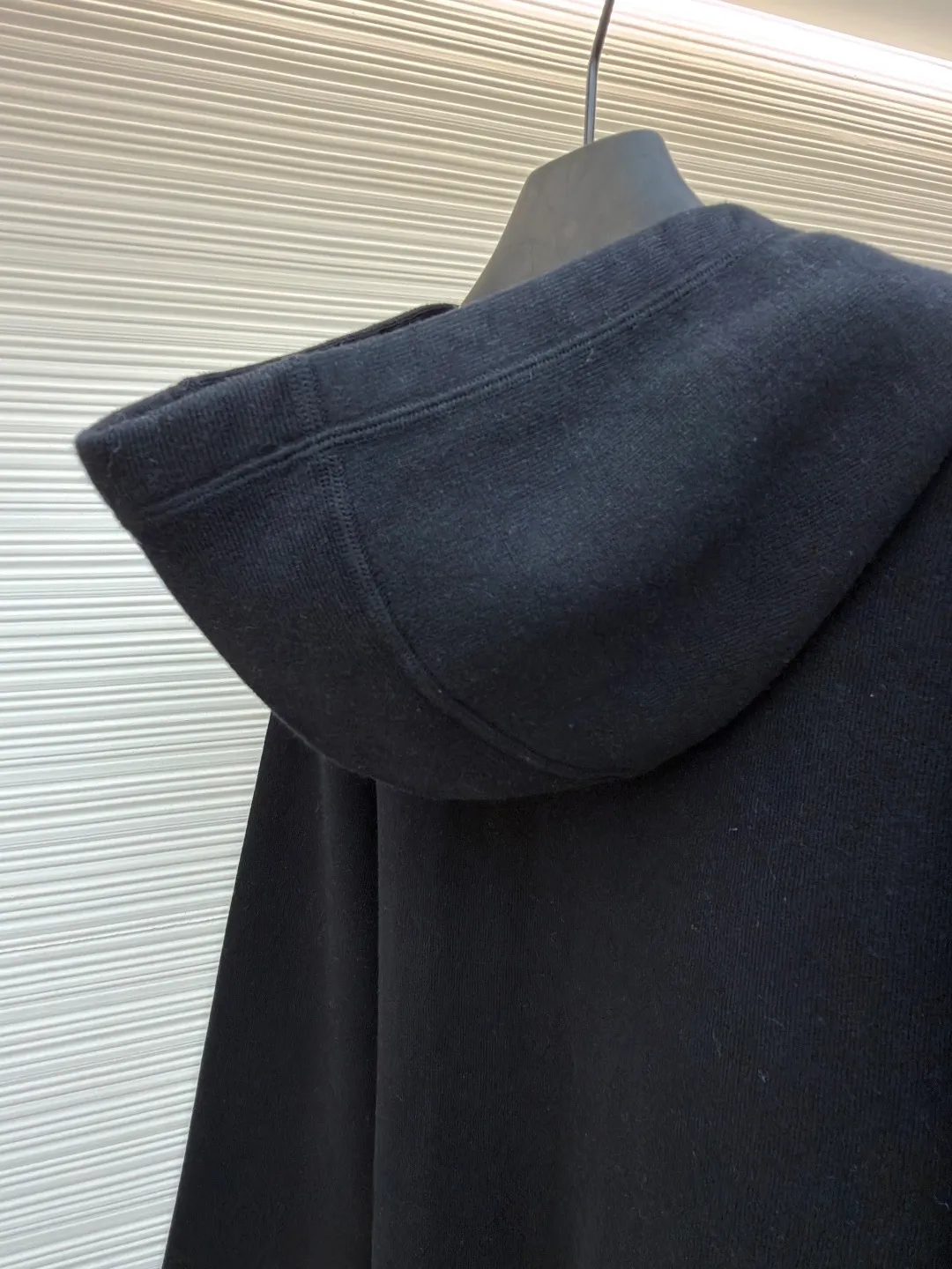 LOUIS VUITTON double-sided hooded full-print jacket ●Original version: purchased and developed by 29237 ●Item number: 1681682-C55 ●Fabric: sheep wool fabric ●Technology: knitted ●Color: black/brown ●Version: fitted version ●Weight: about 1165 grams ●Size: S-M-L-XL ●Description: This double-sided hooded jacket adopts Louis Vuitton's classic double-sided design process. One side is the brand's iconic presbyopic pattern, and the other side is a solid color design. The front of the jacket features a gold metal zipper with Louis Vuitton's branding on the zipper pull, and precision stitching on the edge of the zipper to ensure the durability and smoothness of the zipper. The brim and hem of the jacket are ribbed, which not only ensures wearing comfort, but also effectively prevents wind and warmth. The chest pocket design uses hidden sewing technology, and the edges of the pocket fit closely with the main fabric, which not only maintains the overall aesthetics, but also increases practicality. The lining of the jacket is also made of high-quality fabric, which perfectly matches the outer fabric to ensure comfort and breathability. The overall sewing process uses double stitching to ensure the durability and stability of the jacket. The overall wiring is straight and delicate, the fabric is comfortable and soft, and the color is consistent without color difference. It can be matched with the same style to create a fashionable look and control various occasions. Customized accessories, complete with three standards, same style for men and women!